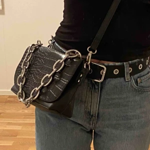  - As fin väska med en kedja på🥰💖