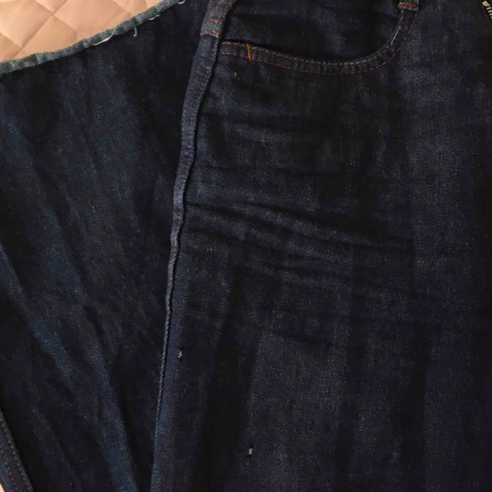 Jättesnygga mörkblåa jeans som är inköpta secondhand! Köpta för 200kr. Säljer för att jag växt ur dem! Obs finns ett litet hål mellan benen men det går jättelätt att laga. Kan mötas upp i Sthlm, köparen sår för frakt💖💗🌸💓✨. Jeans & Byxor.