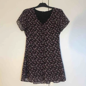  - Skir med underklänning. Strl 38 📬 Frakt 55 kr