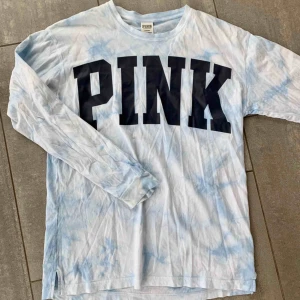  - Långärmad tröja från Victorias Secret PINK, superskön i materialet, den är lite batikmönstrad i blå/vit! frakt tillkommer