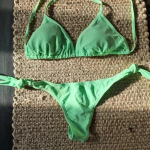 String bikini i limegrön - String bikini oanvänd passar xs-m 50 sek 22 frakt färgen stämmer med bild 1 solen gick i moln 🤗