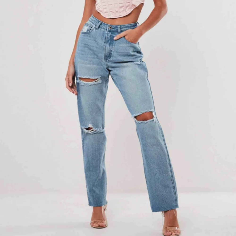 Säljer dessa jeans Stassie x missguided. Fantastiskt snygga men är i behov av pengar </3 Helt slutsålda på hemsidan, uppdaterar priset när budet höjs✨. Jeans & Byxor.