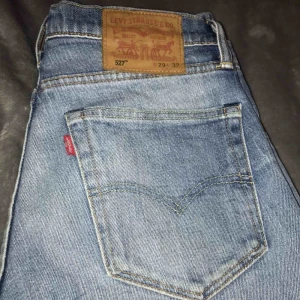  - Men’s storlek W29 L33  Jätte fina Levi’s jeans som tyvär är för stora för mig vid midjan. Skulle säga att dom skulle passa M/L.  Frakt tillkommer✨ 