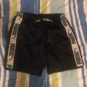  - Snygga puma badshorts. Bekväma. Endast använda 1 gång. Frakt tillkommer. :)