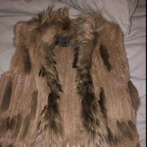  - Fin päls väst, aldrig använd 