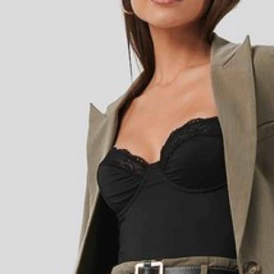  - Superfin body från NA-KD, nypris 299 och bara provat den, aldrig använd! Stretchig så passar M också om man har lite mindre bröst. Frakt på 50 kr tillkommer 💕