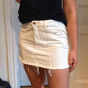  - Skit snygg vit jeanskjol från pull&bear som tyvärr är för liten. 