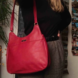  - En jätte gullig väska, helt oanvänd. Skin imitation. 50kr frakt 