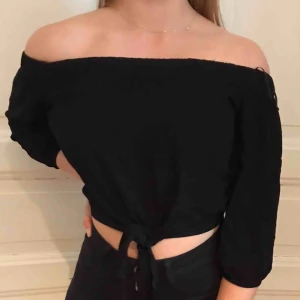  - Riktigt snygg off-shoulder tröja som man knyter längst ner