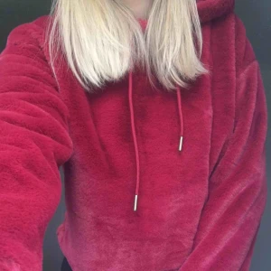  - jättemyig röd hoodie lite croppad, köparen står för eventuell frakt😊