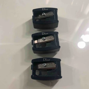 Dior - Lyxig dior (äkta) pennvässare. I nyskick. Till för sminkpennor men funkar lika bra på blyertspennor! Supersöt att ha som accessoar i pennskrinet eller sminkväskan. Rens pinnen sitter på och följer med. 40kr/st +10kr i frakt❤️ !!OBS TVÅ SÅLDA!!
