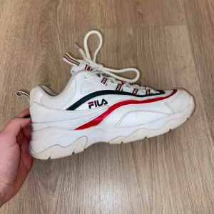  - Snygga FILA-skor med röda och (typ) gröna stripes. Använt skick.  Säljer pga inte min stil längre Köpta för 1000kr