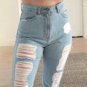 Slitna jeans - Skit snygga håliga byxor i superbra skick då de aldrig använts💕