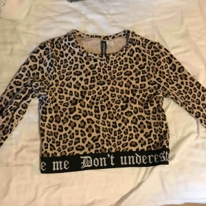  - Säljer en långärmad leopard tröja som är från hm, i storlek S. bara använd typ en gång. Det är en magtröja typ som man kan se på andra bilden. Skriv om ni undrar över något, vi kan diskutera priset