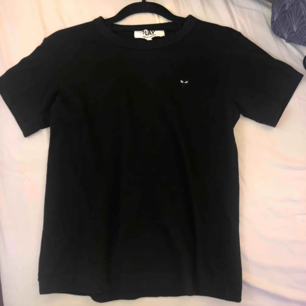  Play Comme des Garçons Little Black Heart T-Shirt i svart. Nästan oanvänd, använt den ca 3 gånger.  Storlek M, Köpt för 700kr.. T-shirts.