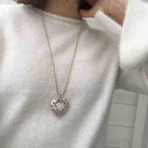  - Simpelt långt halsband med ett större hjärta. Längden går att justera. Skriv vid frågor🌙✨