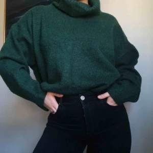  - Stor stickad sweatshirt i mörkgrön färg med mysigt material som inte sticks! Stor för att vara S så ni med str M kan använda!❤️