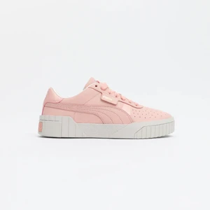 Puma Cali sneakers - Säljer jättefina och helt oanvända Puma Cali skor i perfekt rosa. Dessa skor är helt underbara för att fräscha upp vårgarderoben! Som sagt är de helt oanvända då jag har ett par likadana i en liknande färg! Pris går att diskutera🌺