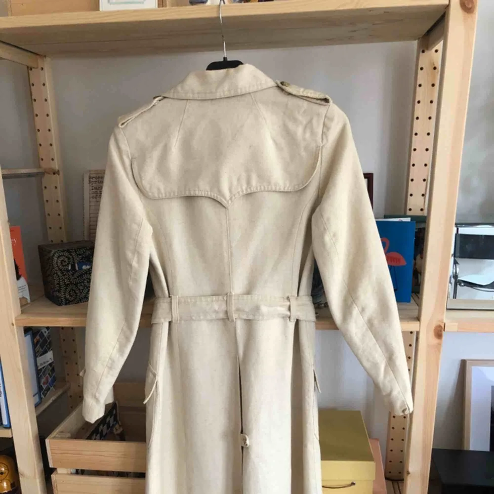 Mammas kappa från 70-talet i väldigt gott skick. Använd några få gånger bara. Material i linne.  Nätt över axlar och byst så det är verkligen en XS och ej storlek S.. Jackor.