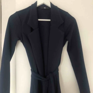  - Jätte fin ”blazer klänning” ifrån missguided i storlek 36. Använd bara 2 gånger! Sitter otroligt fint på då midjebandet gör en fin kroppsfigur! 120+ frakt