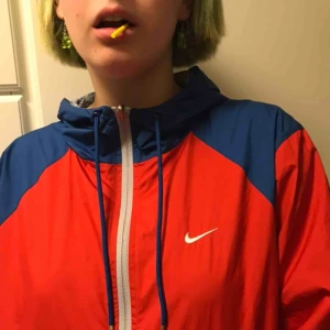 Nike vindjacka  - Super snygg Nike vindjacka, som man kan ha åt båda hållen. Köparen står för frakten💕