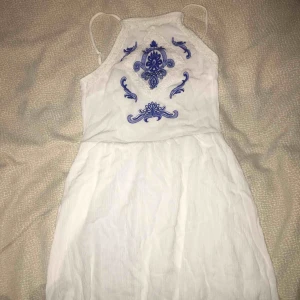  - Vit klänning med blå mönster vid brösten. Är lagrad där nere (som visas i tredje bilden). Priset kan diskuteras :)