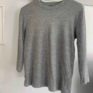 grå tröja stl L - supermjuk gråmelerad tröja med trekvartslånga ärmar🌸 storlek L från Forever21🌸 ganska tight men väldigt bekväm🌸 