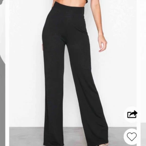  - Crepe straight pants från NLY. Rak modell i stretchigt och creppat material. Endast testade.Kan antingen mötas upp i Stockholm eller frakta, isåfall tillkommer fraktkostnader. Tar endast swish :)