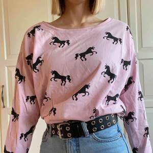 rosa tröja med enhörningar från h&m. såå mysig och söt!!💖 det är en L men sitter helt klart mer som en S - köparen står för frakten
