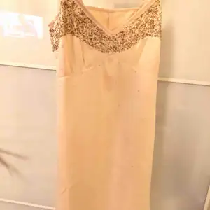 Nude Cream färgad klänning med paljetter 