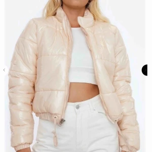 Lackjacka - Hejsan! Säljer nu min fina puffjacka i lack form! Det är en jättefin beige färg, lite ljusrosa! Den har passform som en mer kroppad jacka! Endast använd vid två tillfällen! Passar mig som har XS/S👍🏼 nypris: 799kr. 