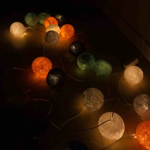  - Supermysig ljusslinga med turkosa, korallfärgade, gråa och vita på- och avtagbara bollar.  Två av bollarna saknas, annars i mycket gott skick! Kan mötas upp i Stockholm, annars står du för frakten :) buda gärna!