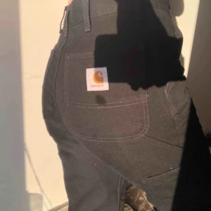  - Carhartt single knee pant🤍 som nya! Så snygga! (Andra bilden ej min.) 