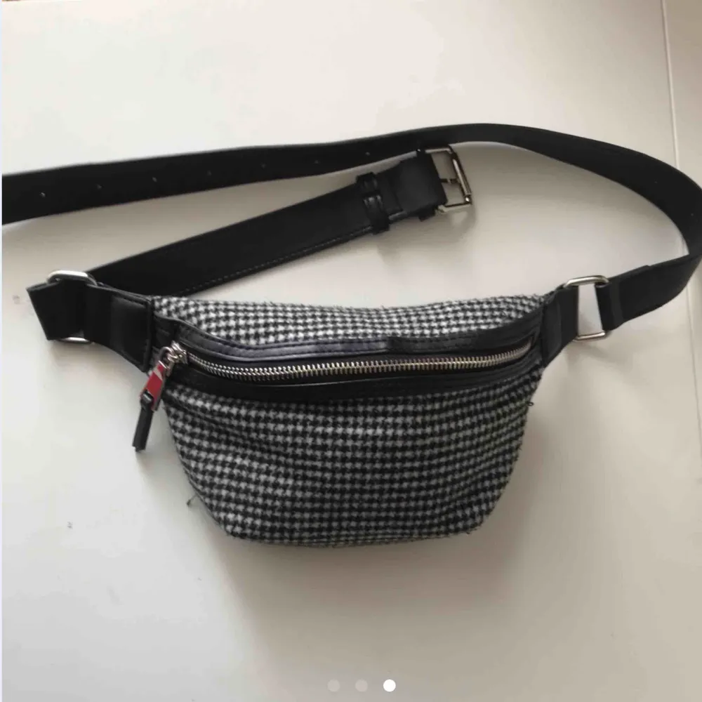 Skitsnygg fanny pack köpt från mango för ca 1 år sen. Väskor.