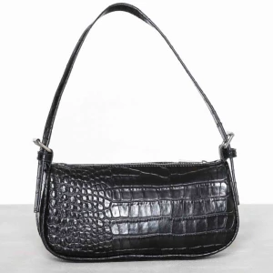  - Säljer min fina baguette väska med riktigt gott skick😊 knappt använd då jag fick två likadana väskor när jag fyllde år så tänkte sälja den här🥰   Kontakta om du är intresserad❤️