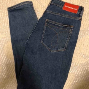  - Calvin Klein Jeans 010 High rise skinny ankle. Oanvända. Köpta i Calvin Klein Store, Melbourne för ca en månad sedan. Säljes pga fel storlek.