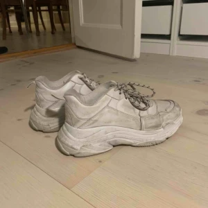  - De populära skorna från Nelly, smutset är bara ytligt och går bort med lite vatten, litet hål i fordringen men inget som syns eller skaver, riktigt kap! Betalning via swish! 