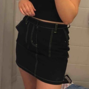  - Säljer denna kjolen med gröna sömmar från junkyard💕💕