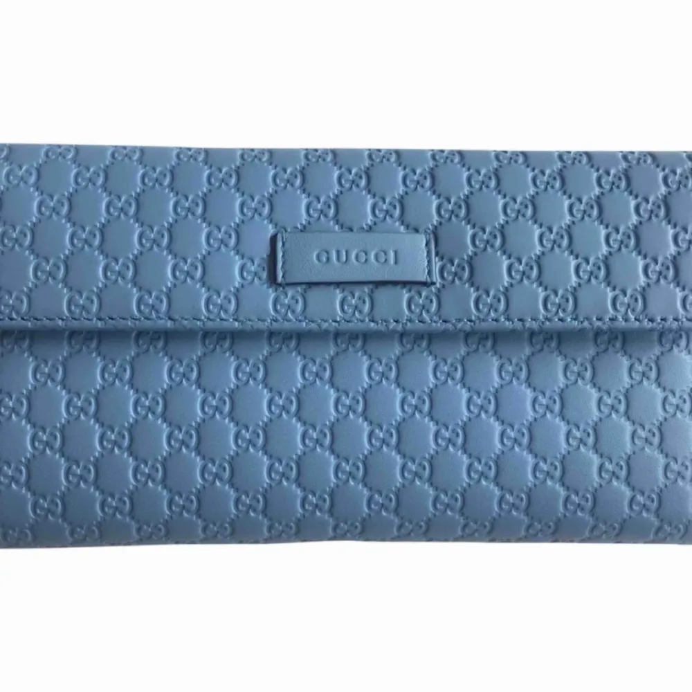 Äkta Gucci Wallet  Har köpte 1,5 år men använd lite  Som nya Ingen smutsiga och skadad Pris 695$ Skickas box and card  Träffas och hämta eller skicka vid behov. Väskor.