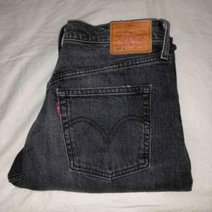 Vintage grå/svarta Levis 501 jeans. Storlek 29  och Längd 30 helt raka💗