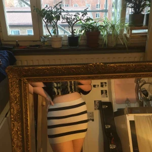 SVARTVIT RANDING KJOL - Svartvit randig tygkjol från H&M🖤