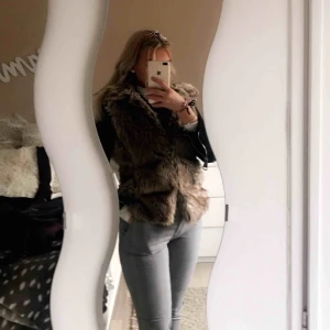  - Pälsväst i fejk päls som jag aldrig får att komma till användning. Därför säljer jag nu den så jag hoppas den kan komma till användning hos någon annan :)