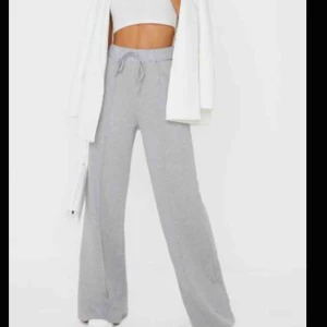  - Säljer dessa jätte fina raka mjukisbyxor från PLT, avklippta en liten bit så de passar ngn runt 160🌟