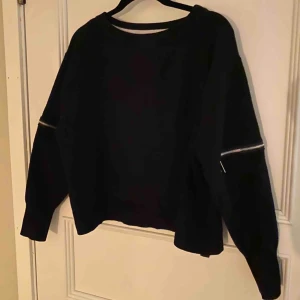  - Skön snygg tröja från zara!   Nypris: 400kr ungefär  Frakt:50kr 