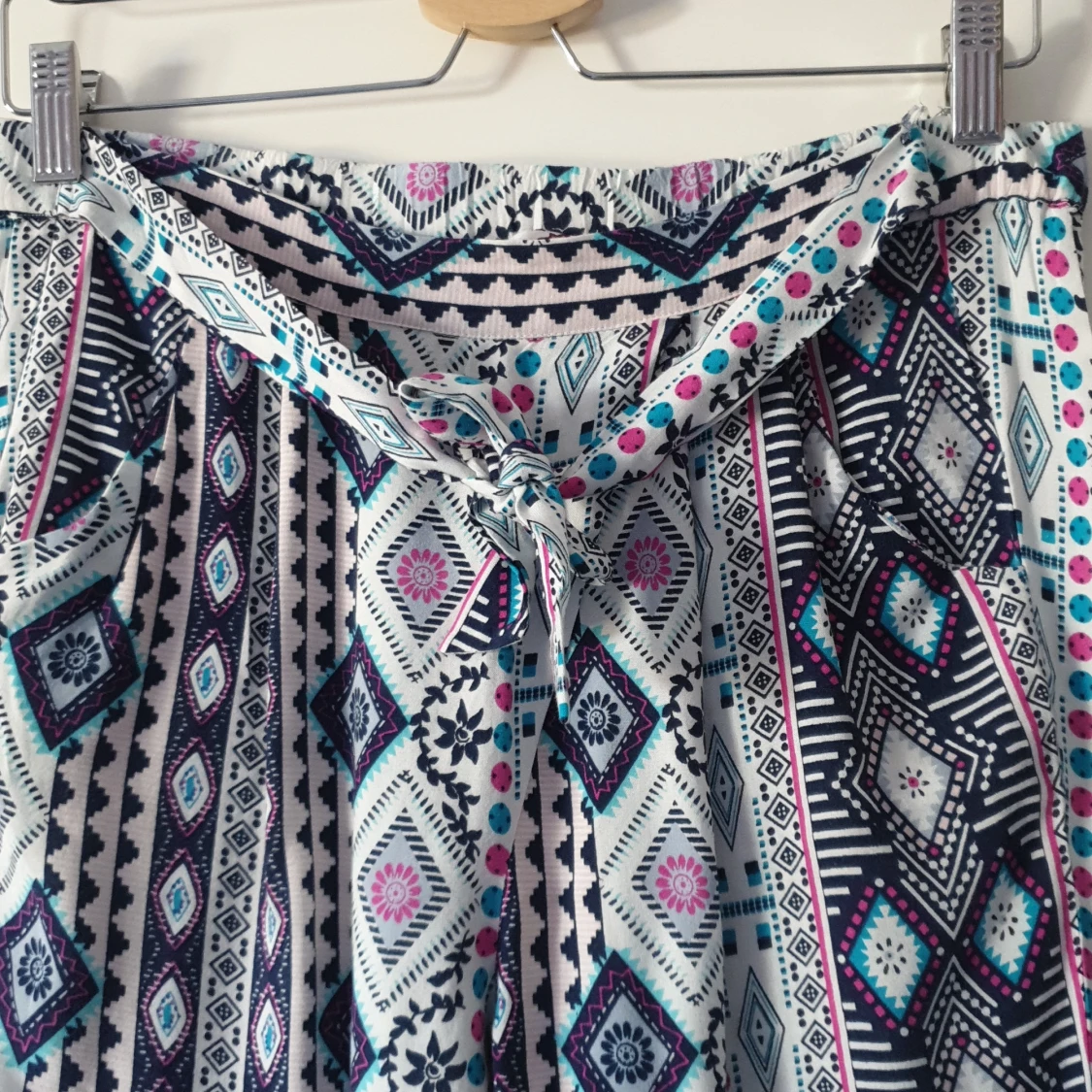 Mönstrad byxa. - 90