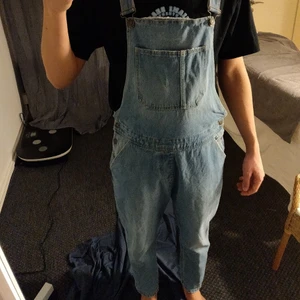 Bershka hängslebyxor L  - Säljer dessa 🐒 coola hängslebyxorna från Bershka, perfekta nu till våren/sommaren🌞🌻 Använda ungefär 2-3 ggr. Pris går att diskutera vid snabb affär. Frakt tillkommer:) 