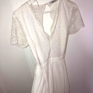  - Jumpsuit i fint skick, använd vid ett tillfälle! Köpare står för frakt 