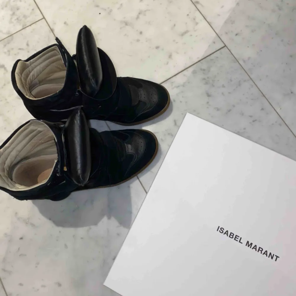 Klassiska Isabel Marants modellen ”Bakett sneakers” i storlek 41, passar även 40. Köpta på Jackie i Täby Centrum för 1 år sedan för 4770 kr.  Bra skick och lådan samt dust bag medföljer! Skriv vid fler frågor eller bilder🥰. Skor.