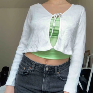  - Jättesöt kofta från Monki, aldrig använd. Strl XS men känns mycket mer som en S. Möts upp i Malmö eller skickas mot frakt 🌹 OBS katt finns i hemmet. 