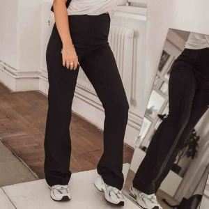  - ursnygga kostymbyxor från Misslisibells kollektion med NA-KD. fint skick då de knappt är använda. frakten ej inkluderad i priset 🥰